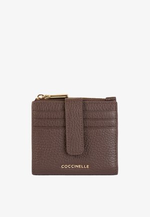 Portafoglio in pelle marrone con una texture a granuli, dotato di un logo dorato, chiusura a scatto e numerose fessure per carte. Design compatto e rettangolare.