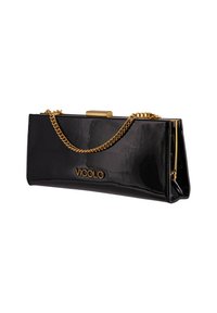 Clutch bag in pelle verniciata nera con tracolla in catena dorata, design rettangolare arrotondato e dettaglio con logo sulla parte frontale.
