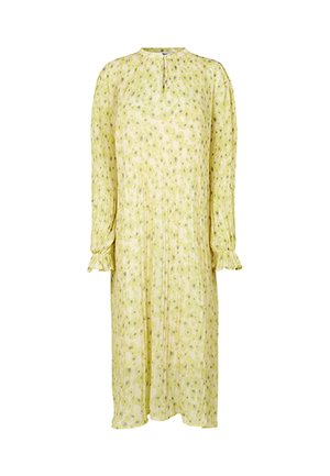 Robe longue jaune avec un motif floral, en tissu plissé, un col montant et des manches longues avec des poignets volantés. Design léger et fluide.