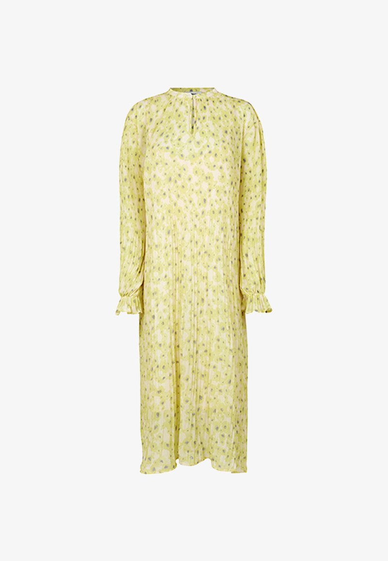 Robe longue jaune avec un motif floral, en tissu plissé, un col montant et des manches longues avec des poignets volantés. Design léger et fluide.