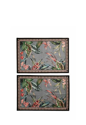Zwei rechteckige Matten mit tropischen Blatt- und Blumenmustern auf grauem Hintergrund, umrandet von einem Diamantmuster in Schwarz und Beige.