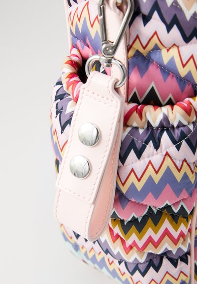 Geantă din material matlasat cu un model zigzag multicolor în nuanțe de roz, violet și galben. Include o curea roz cu accesorii din metal argintiu.