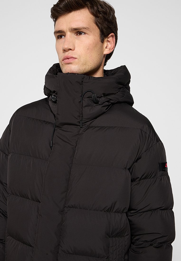Zwarte gewatteerde jas met hoge kraag, gestikte textuur, verstelbare koordcapuchon en logo-accent op de rechte schouder.
