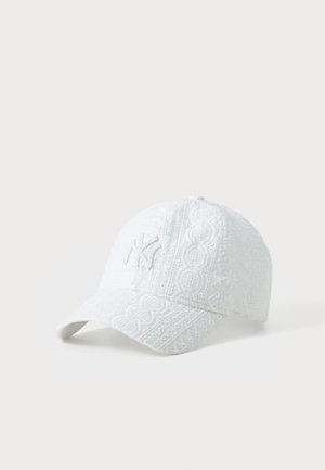 Cappellino da baseball bianco con motivi ricamati testurizzati e logo frontale. Visiera arcuata e cinturino regolabile sul retro.