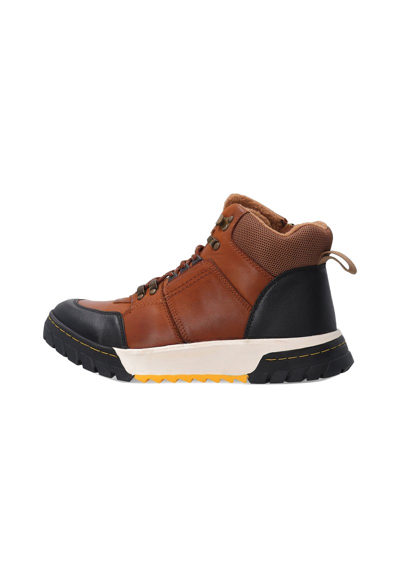 Bruine leren hoge schoenen met zwarte accenten, een bovenwerk van textuurmesh, ronde veters en een stevige rubberen zool met een gele loopvlakpatroon.