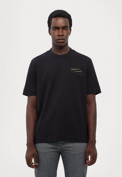 Emporio Armani Nyomott mintás póló - black