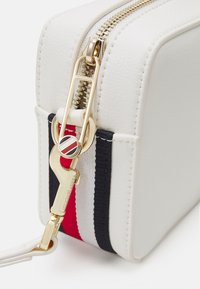 Tommy Hilfiger ESSENTIAL CAMERA BAG  - Borsa a tracolla - ecru