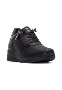 Zapatilla de cuero negro con acentos texturizados, cordones en la parte delantera y cremallera lateral, que cuenta con una suela de goma resistente y un tacón bajo en cuña.