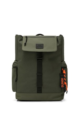 Zaino rettangolare verde oliva con pattina frontale, cinturino con fibbia nera, tasche laterali e portachiavi arancione con marchio SUN68.