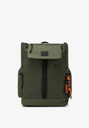 Zaino rettangolare verde oliva con pattina frontale, cinturino con fibbia nera, tasche laterali e portachiavi arancione con marchio SUN68.