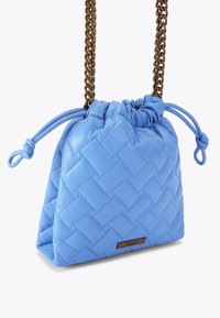 Borsa a tracolla in pelle trapuntata di colore azzurro chiaro con chiusura a coulisse e una tracolla in catena dorata. Presenta una base rettangolare e una texture liscia.