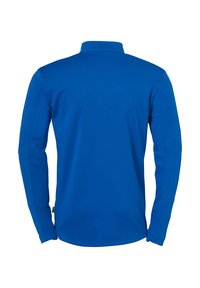 Langarmshirt in levendig blauw, met een opstaande kraag en een soepele textuur, voorzien van verborgen stiksels en een subtiele logo op de mouw.