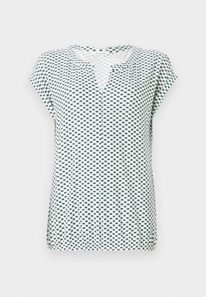 Camiseta de manga corta en blanco con un patrón geométrico en marino, con escote en V y corte relajado. Elaborada con tejido ligero y texturizado.