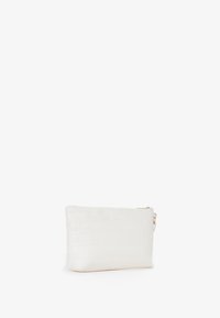 Witte, gestructureerde clutch met een geometrisch patroon, ritsafsluiting en accenten in goudkleurige hardware. Rechthoekige vorm met een plat ontwerp.
