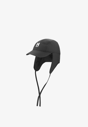 Bonnet d'hiver noir avec rabats pour les oreilles et lanières sous le menton, arborant le logo blanc Millet à l'avant.