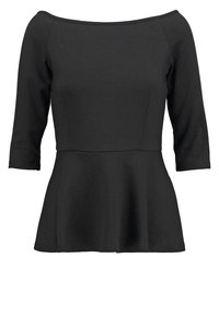 Černý peplum top vyrobený z měkké látky, s lodním výstřihem, tříčtvrtečními rukávy a přiléhavým trupem, který se ve výši pasu rozšiřuje.