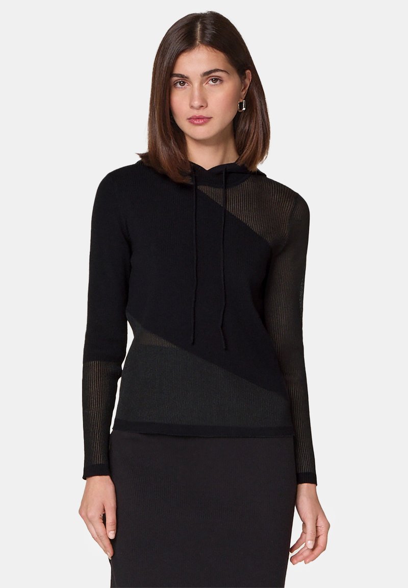 Zwarte hoodie met een mix van effen en geribbelde texturen, voorzien van een diagonaal ontwerp en een trekkoordsluiting. Strak model met lange mouwen.