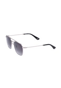 Lunettes de soleil aviateur à monture métallique argentée avec verres noirs dégradés et bouts de branches noirs sur fond blanc.