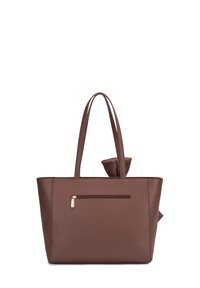 Borsa a tote in pelle marrone con due manici, forma rettangolare, tasca esterna con zip e un dettaglio di fiocco decorativo su un lato.