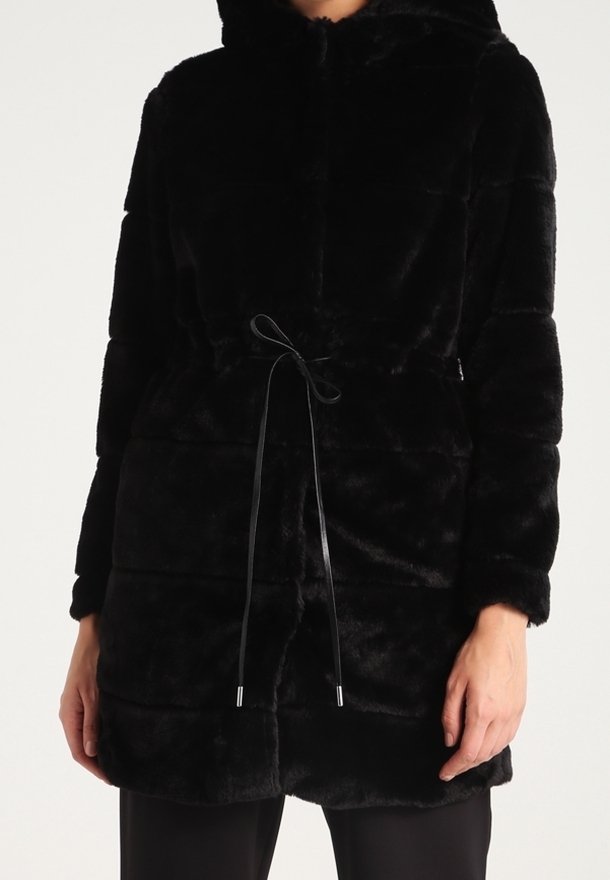 Černý kabát z umělé kožešiny s kapucí, se stahovacími šňůrkami v pase, dlouhými rukávy a struktuře prošívaného designu. Vhodný do chladného počasí.