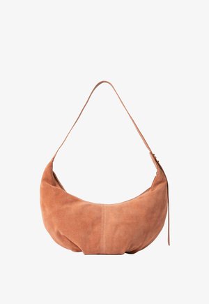 Sac à bandoulière en daim doux couleur fauve en forme de croissant avec une bandoulière fine et une fermeture éclair sur le côté.