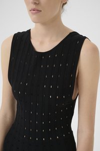 Abito senza maniche nero caratterizzato da una texture a coste con piccoli ritagli circolari. La scollatura è arrotondata e la vestibilità è aderente al corpo.
