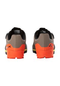 Scarpe da trail grigie e nere con dettagli arancioni e suole in gomma durevoli. Caratterizzate da un materiale testurizzato e una linguetta per facilitarne l'indossamento.