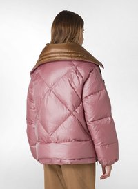 Vadderad jacka i rosa med en kontrasterande brun krage. Har en diamantquiltad mönster, dragkedjedetaljer och en kort silhuett.