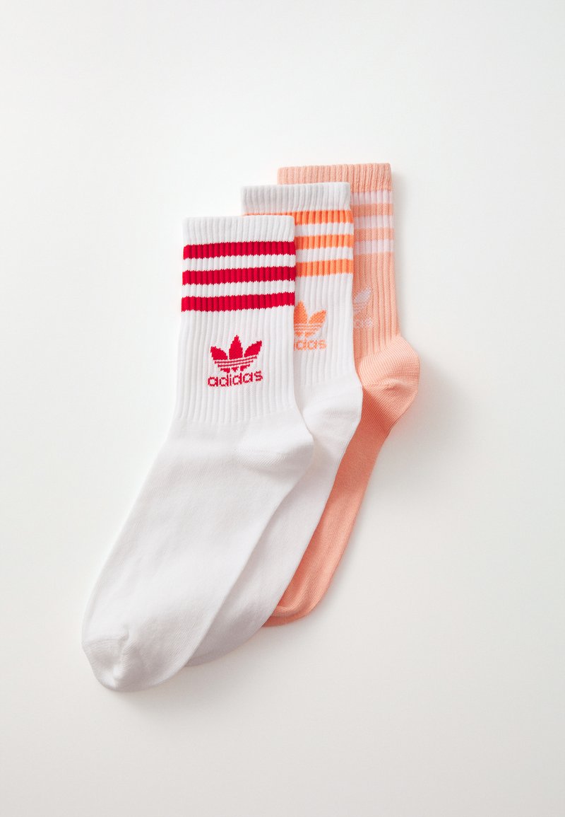 Trys porų sportinių kojinių: baltos su raudonomis juostelėmis, pilkos su oranžinėmis juostelėmis ir šviesiai rožinės; su įlinkiais, su Adidas logotipu.