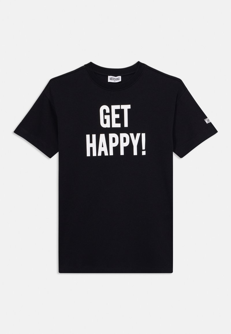 Melna kokvilnas T-kreklu ar īsām piedurknēm, kuram ir liels balts uzraksts "GET HAPPY!" uz priekšpuses. Minimalistisks dizains.