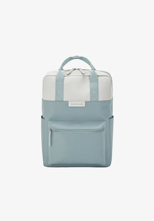 Sac à dos bleu clair avec des accents blancs, de forme rectangulaire, en matériau texturé, avec deux poignées supérieures, une poche zippée à l'avant et une étiquette de marque.