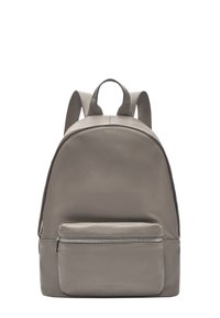 Mochila de cuero gris con forma redondeada, correas ajustables, asa superior y bolsillo con cremallera en la parte frontal. Textura suave y diseño minimalista.