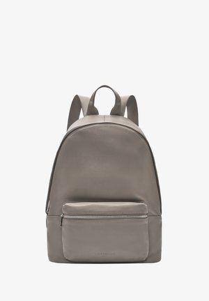 Zaino in pelle grigia con forma arrotondata, spallacci regolabili, manico superiore e tasca frontale con zip. Texture liscia e design minimalista.