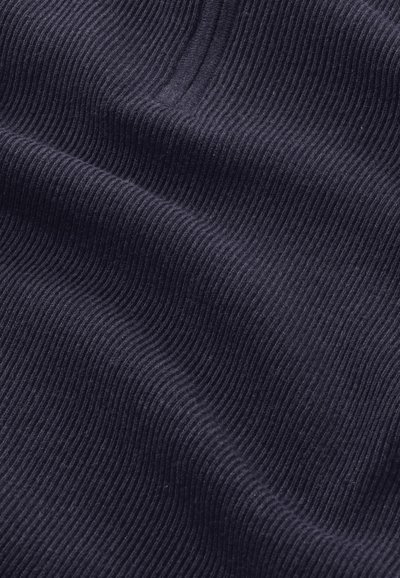 Marineblaues Rippgewebe mit weicher Textur, das subtile Wellen im Webmuster aufweist. Geeignet für verschiedene Bekleidungsanwendungen.