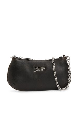 Borsa da polso in pelle nera Tommy Jeans con tracolla a catena argento e chiusura con cerniera, con logo del marchio argentato sul davanti.