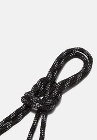 Corde tressée noire et grise avec un nœud au centre. Présente une surface texturée et un tissage serré, mettant en avant la durabilité et la résistance.