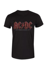 Černé bavlněné tričko s velkým červeným distressed grafikou, na které je nápis "AC/DC" a "LET THERE BE ROCK 1977" tučným písmem.