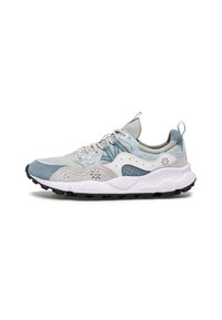 Zapatilla deportiva gris y azul con parte superior de malla y ante, punta redonda, media suela blanca y suela texturizada negra. Presenta un diseño con cordones.