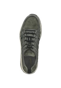 Dunkelgrauer Sportschuh mit einer strukturierten Oberseite, Netzdetails und schwarzen Schnürsenkeln. Er verfügt über einen gepolsterten Kragen und eine Gummisohle mit dezentem Branding.
