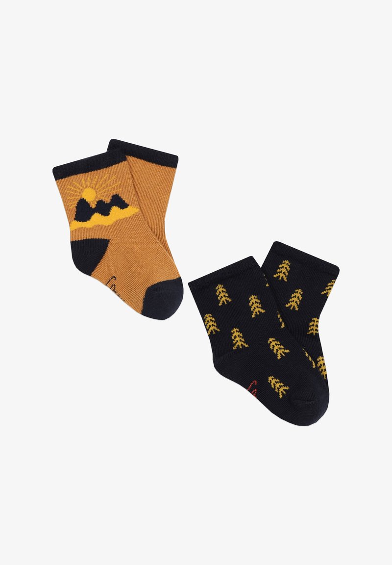 Deux paires de chaussettes : une orange avec un design de montagne et de soleil, et une marine avec des motifs d'arbres jaunes. Texture côtelée, poignets contrastés.