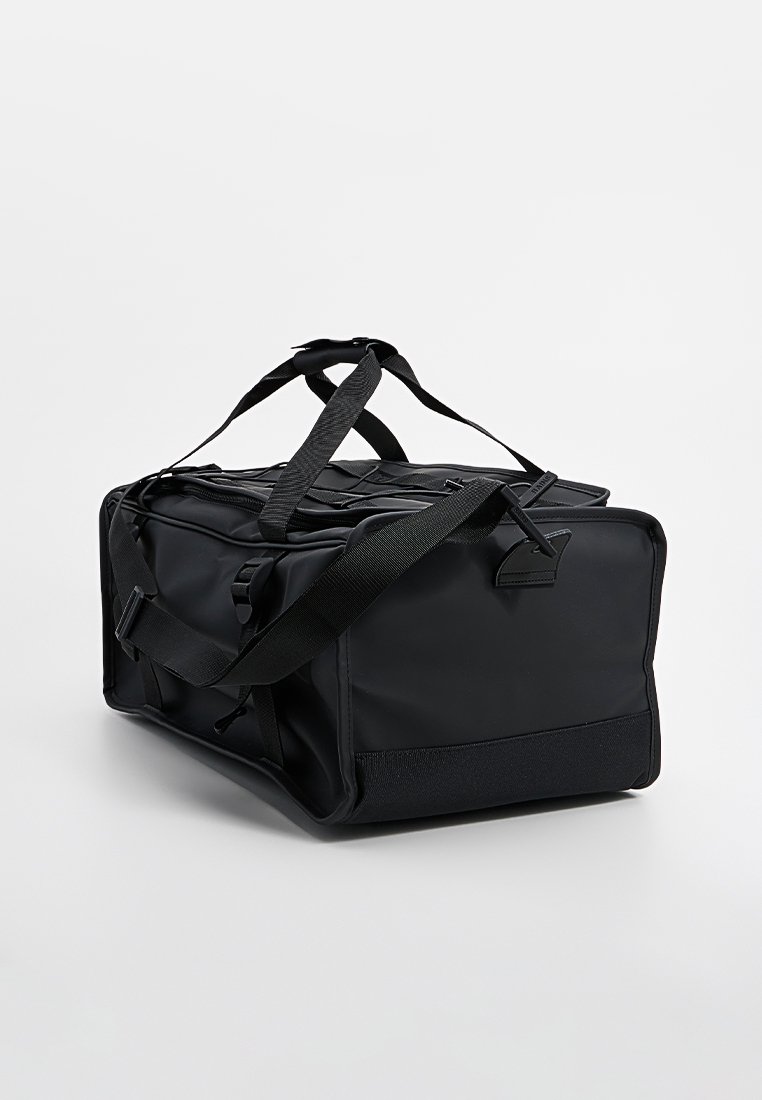 Sac de sport noir de forme rectangulaire, fabriqué en matériau résistant, avec des doubles poignées et des bretelles ajustables.