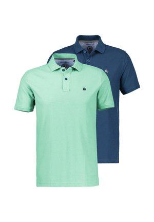 Zwei kurzärmelige Poloshirts, eines hellgrün und eines marineblau, beide mit geknöpftem Kragen und kleinem, besticktem Logo auf der Brust.