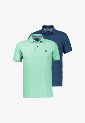 Zwei kurzärmelige Poloshirts, eines hellgrün und eines marineblau, beide mit geknöpftem Kragen und kleinem, besticktem Logo auf der Brust.