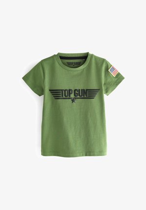 Groene katoenen T-shirt met korte mouwen, met een zwart "TOP GUN" logo en een kleine Amerikaanse vlag patch op de rechtermouw.