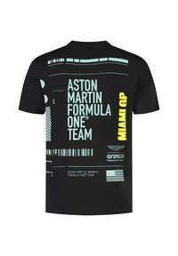 Czarna koszulka z nadrukowanym jasnoniebieskim i żółtym tekstem oraz grafiką, w tym "Aston Martin Formula One Team" i "Miami GP."