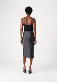 Schwarzes Satin-Midi-Kleid mit dünnen Trägern und gerafftem Oberteil, das eine glatte Textur und einen geraden Schnitt aufweist, der bis zur Mitte der Wade reicht.