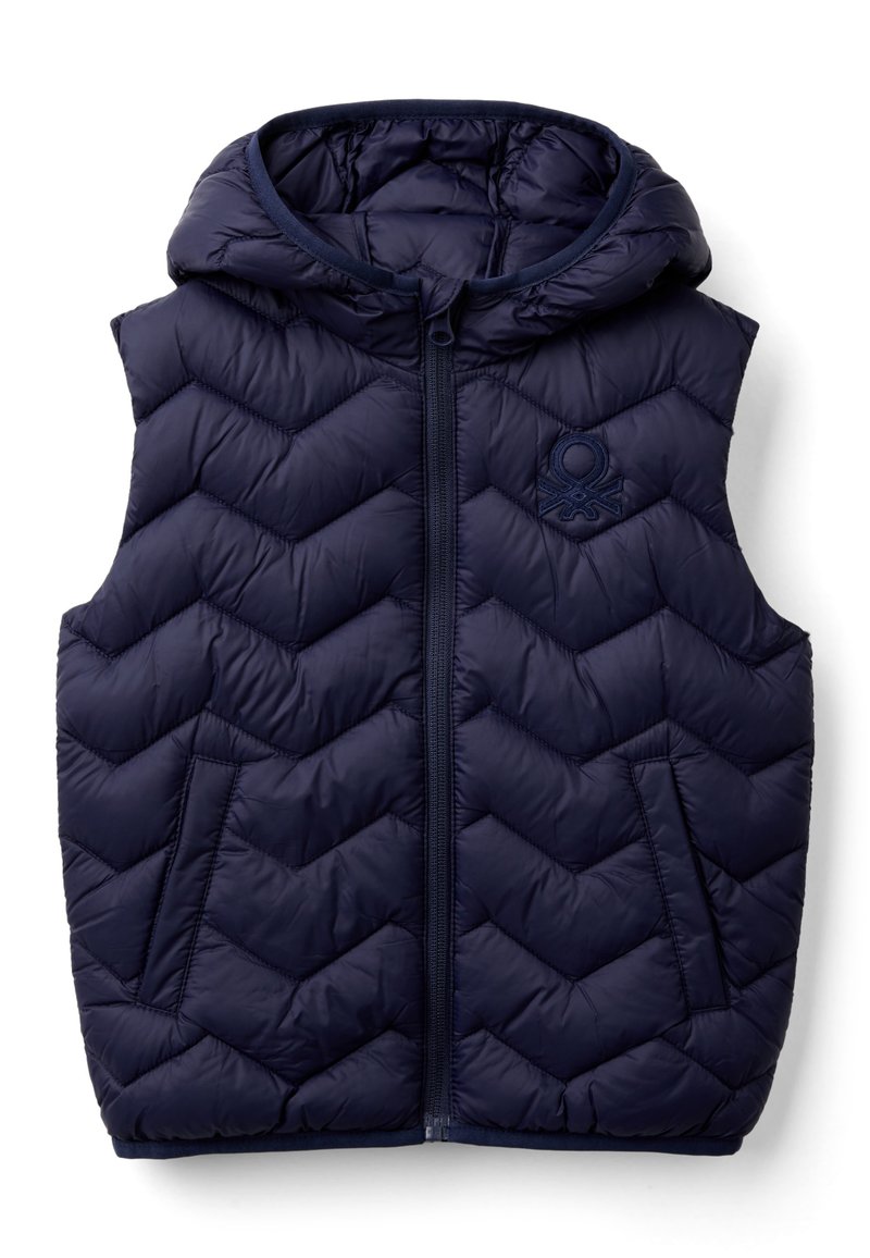 Gilet imbottito blu navy con cappuccio, caratterizzato da un motivo a zigzag trapuntato, chiusura frontale con zip e tasche laterali, con un accento di logo ricamato.