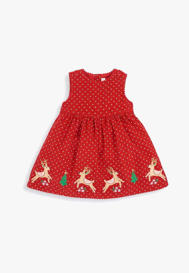 Robe rouge sans manches pour tout-petit avec des pois blancs, des bretelles à boutons et des rennes et sapins de Noël brodés le long de l'ourlet.