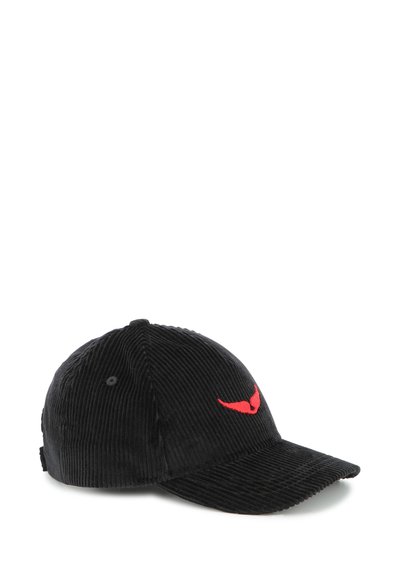 Cappello in corduroy nero con visiera curva e logo ricamato rosso sulla parte anteriore. Presenta un tessuto testurizzato e una fascia regolabile sul retro.