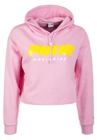 Felpa corta rosa realizzata in tessuto morbido, con un grande logo giallo "PUMA" e "WORLDWIDE" in bianco, dotata di cappuccio con cordino.